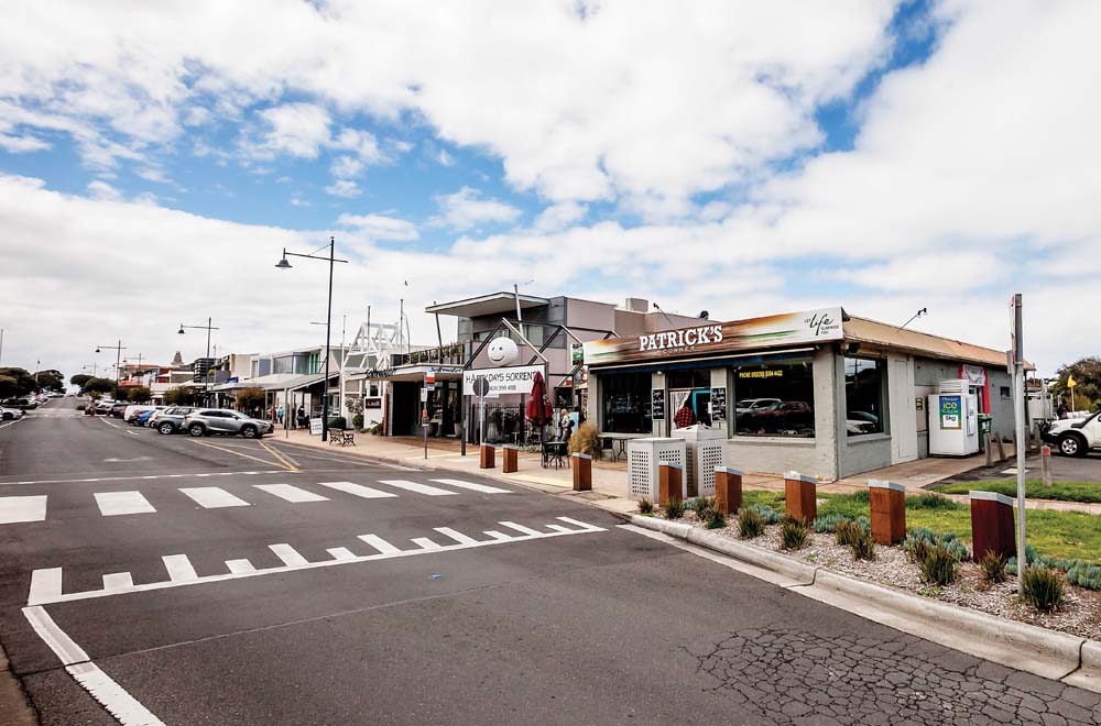 Sorrento beach restaurants on a mild day